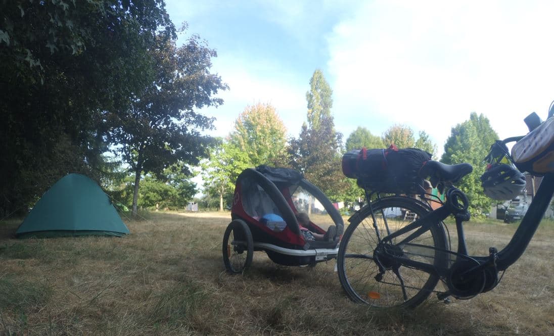 Vélo avec sa remorque et notre tente de camping lors de notre voyage Loire à vélo